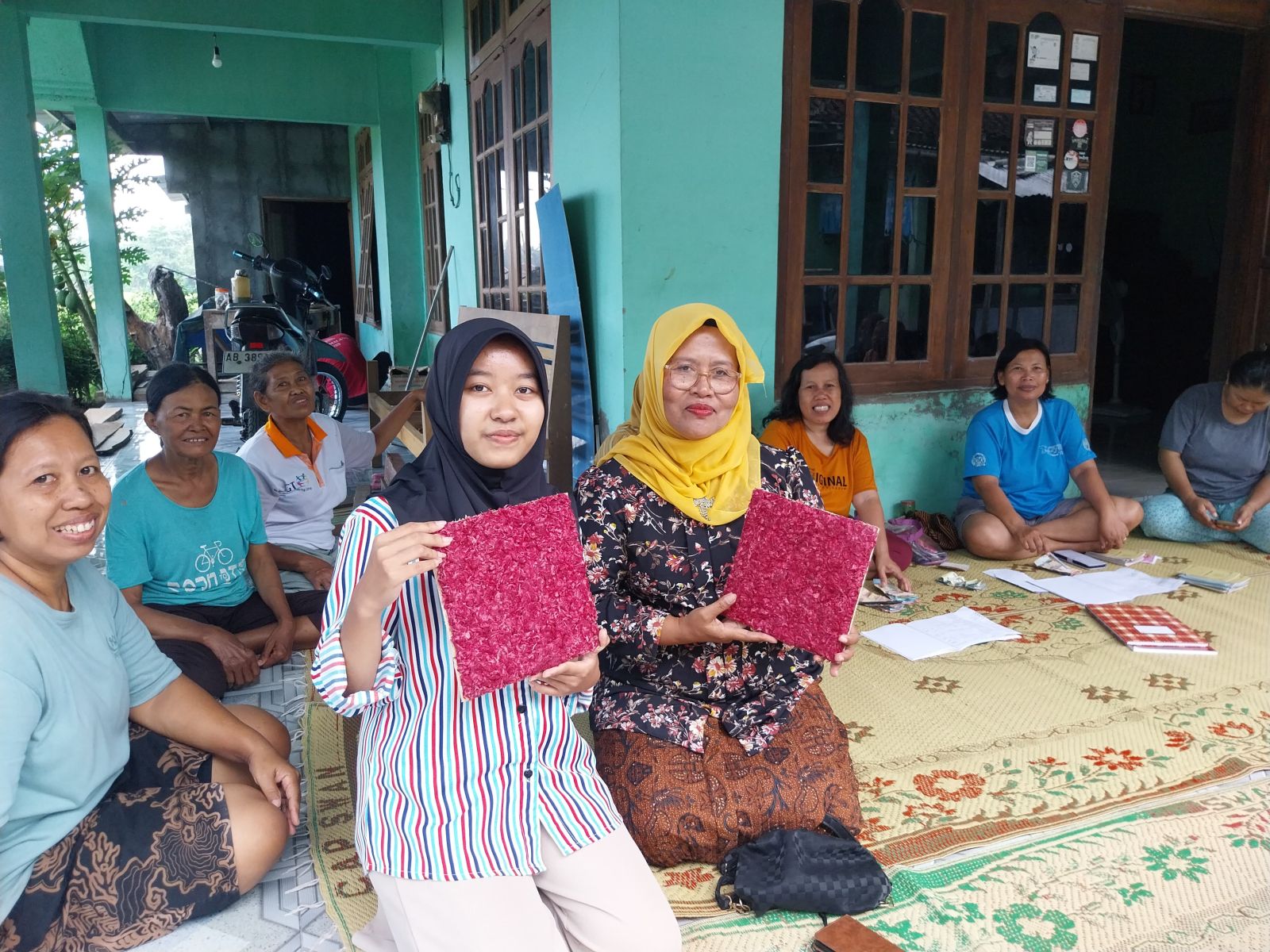 Penguatan Kemitraan Masyarakat melalui Kolaborasi MABENA.KU dan PKK Desa Bongsren dalam Produksi Produk Edukasi